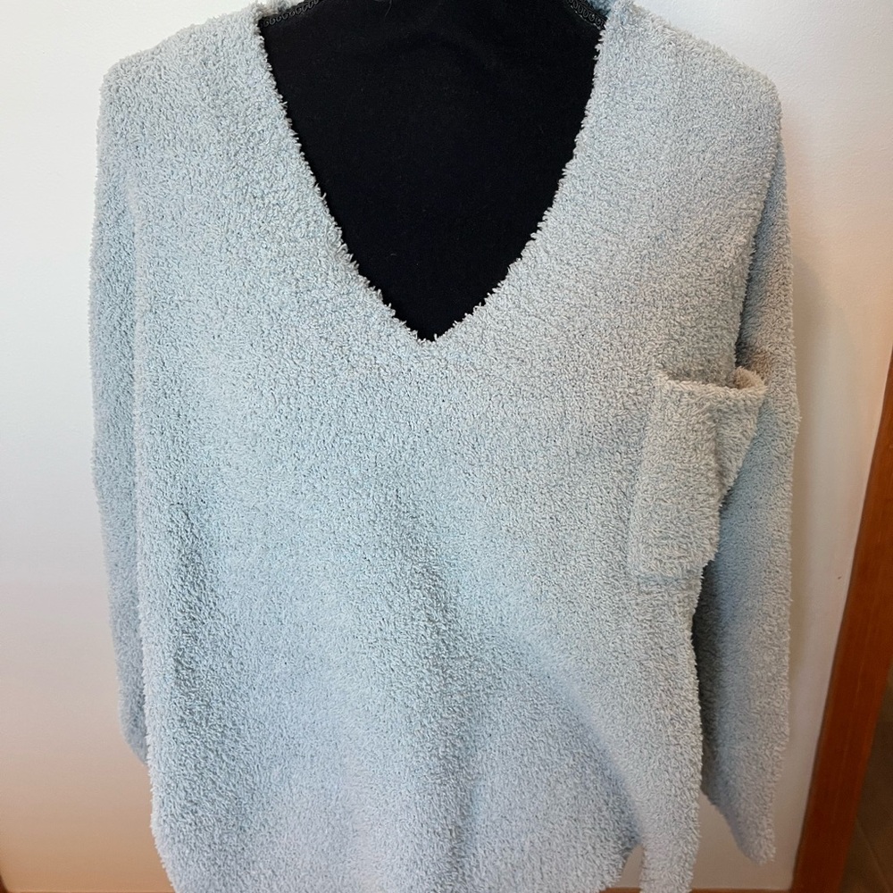 Elegant Light Gray V-Neck Sweater
